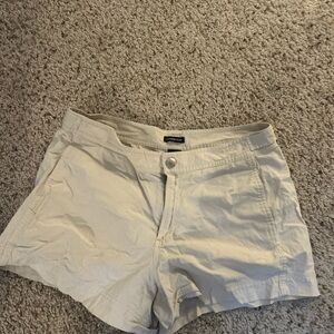 Gap cream stretch shorts